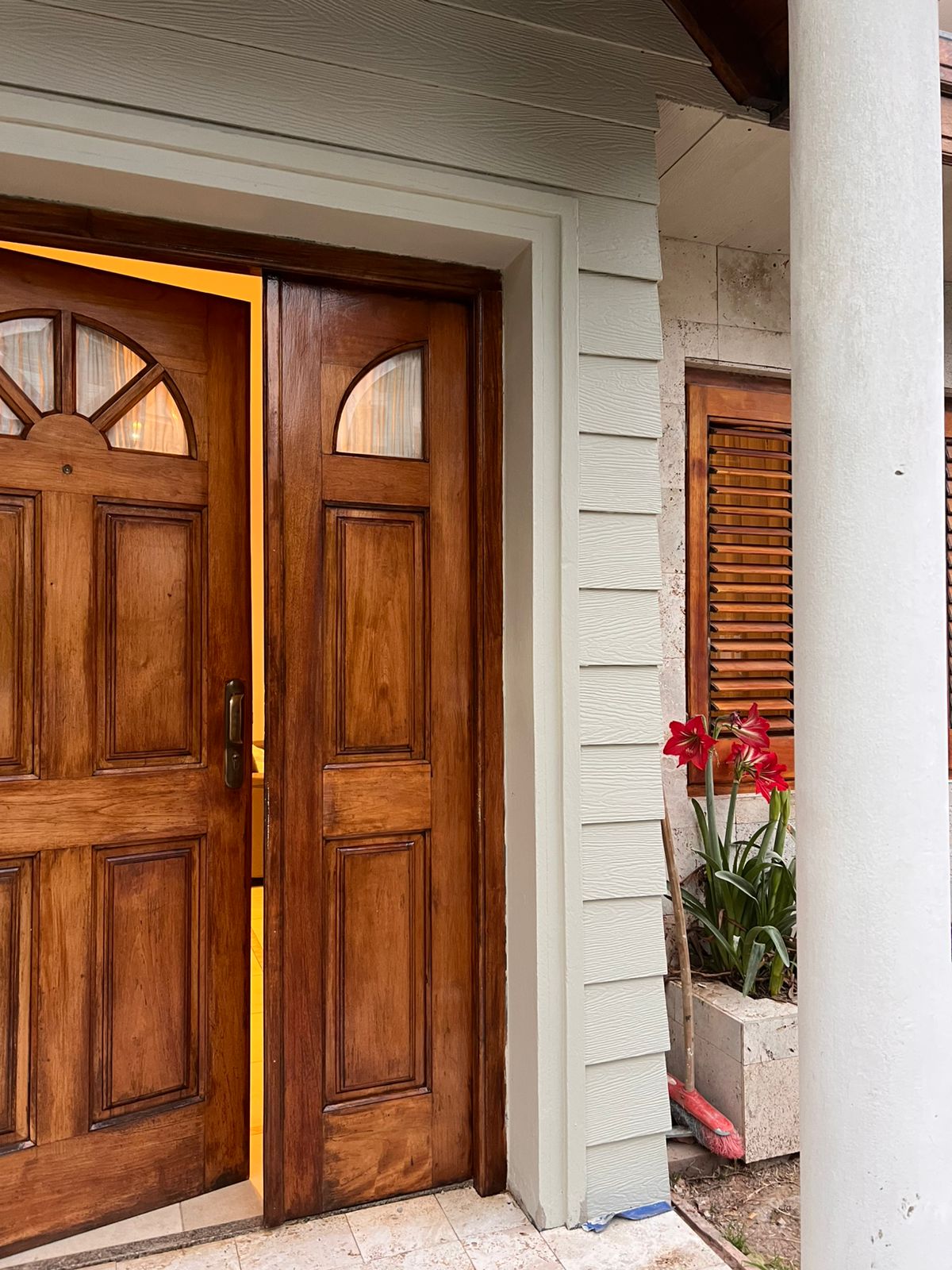 Puerta de acceso en obra residencial